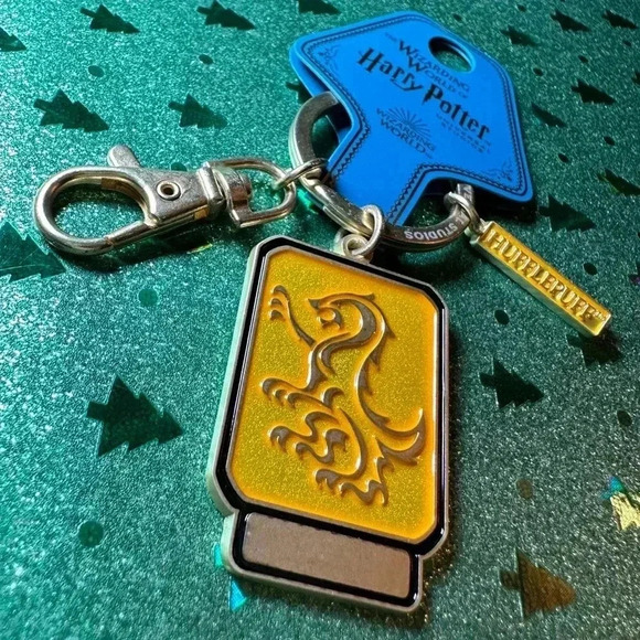 Hufflepuff keychain NWT Universal Studios Wizarding World of Harry Potter - Picture 1 of 3